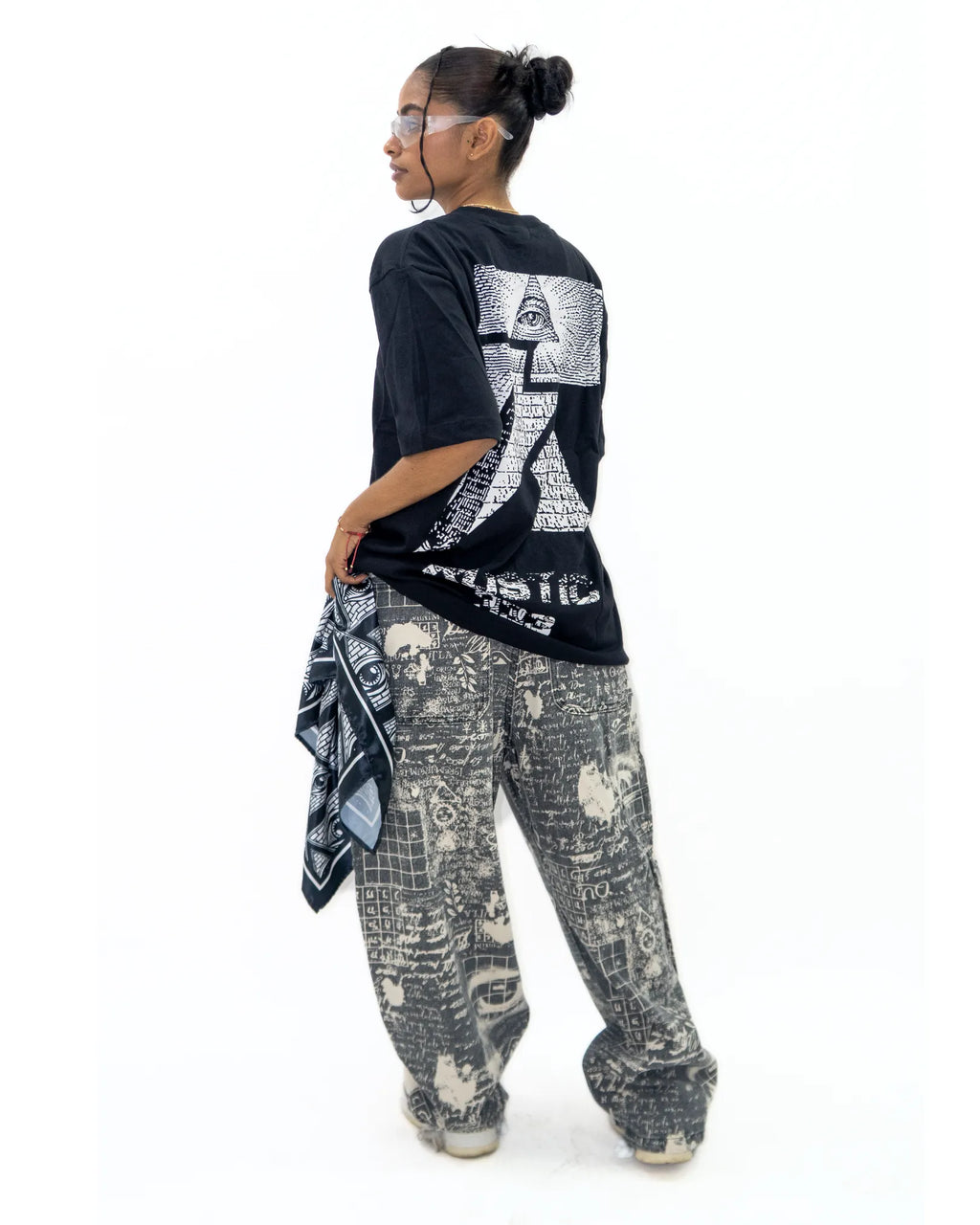 Camiseta SS1 R Iluminati Negra
